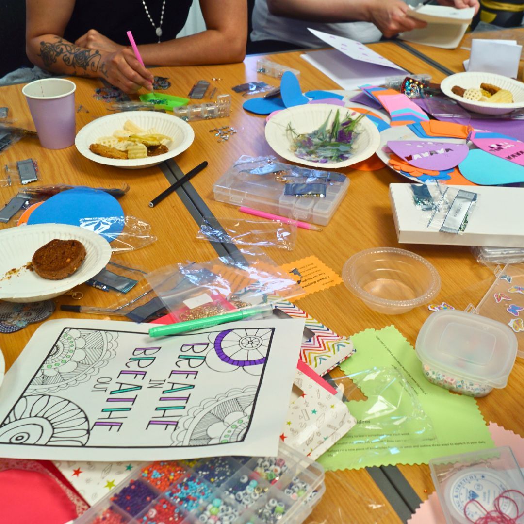 prisonadvice's tweet image. Many Pact teams offer groups for people in prison who don’t receive visits. Attendees enjoy the opportunity to make new friends, play games, and try new activities.
This work promotes healthy relationships, reduces social isolation, and improves wellbeing, setting people up for…