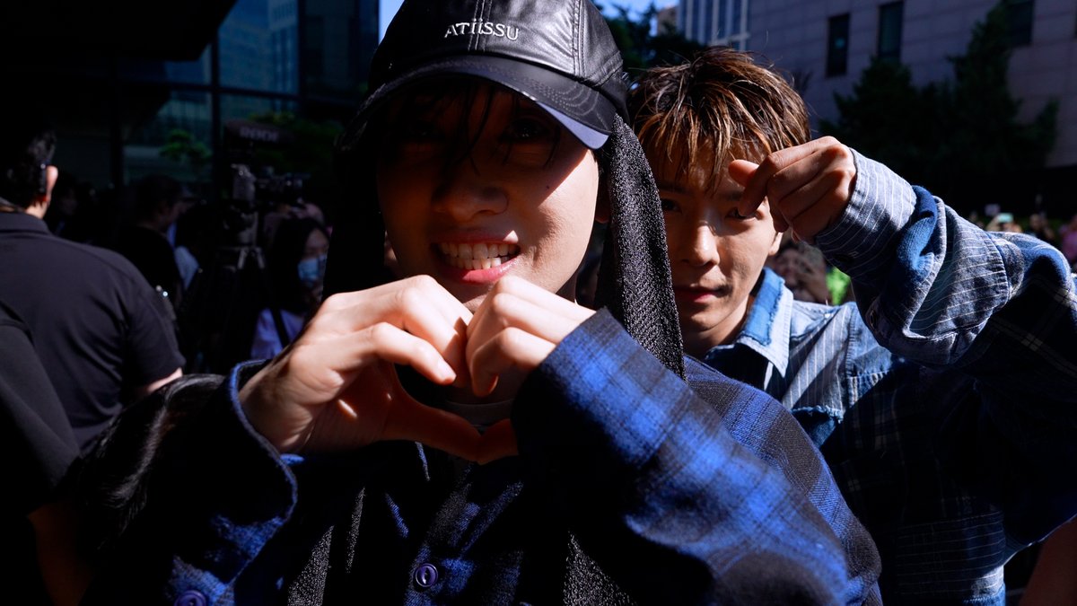 [4K] SUPER JUNIOR EYE CONTACT CAM :: 슈퍼주니어 아이컨택캠 @ MUSIC BANK
【 EYE CONTACT CAM 🎥】

#SUPERJUNIOR #슈퍼주니어
#뮤직뱅크출근길 #EyeContactCam #아이컨택캠 #아컨캠

youtu.be/WzqY2Wm53DU