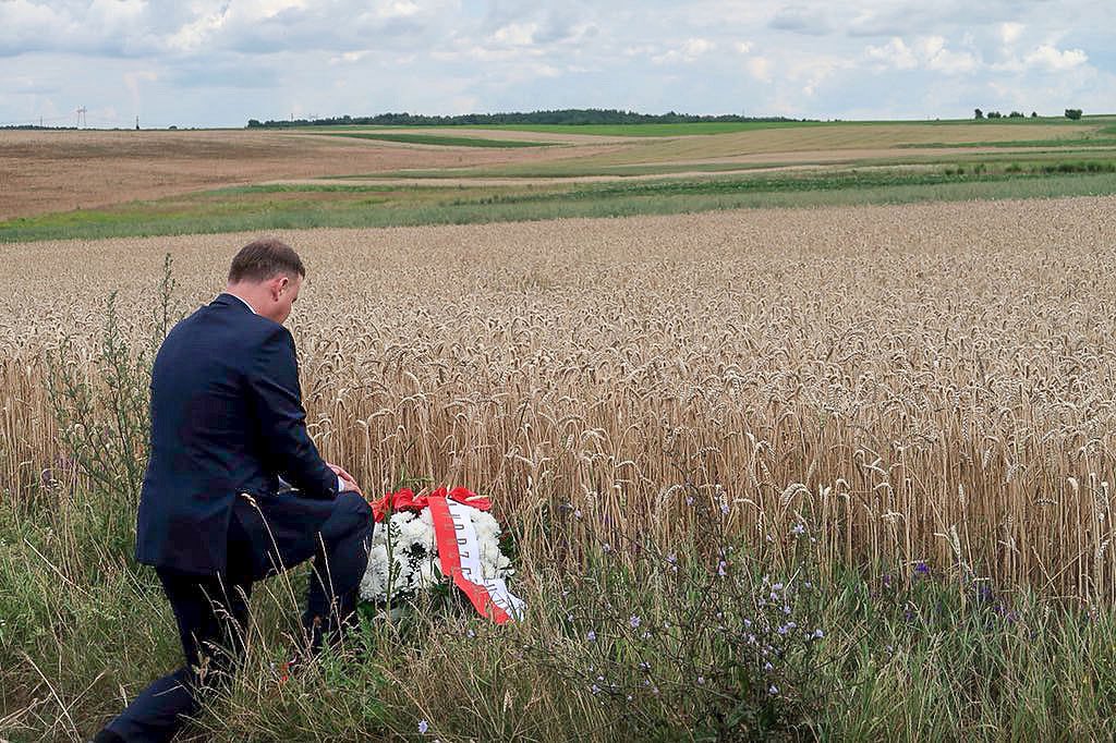 Marcin Czapliński (@czaplinskiii) on Twitter photo Prezydent <a href="/AndrzejDuda/">Andrzej Duda</a> na Wołyniu. Wieniec w polu, gdzie kiedyś była polska wieś – Pokuta. Nie ma już śladu, została tylko pamięć. To chyba najważniejsze zdjęcie, jakie zrobiłem. Dziś, w Dniu Pamięci Ofiar Ludobójstwa, wracam do niego. I zapraszam na krótki wątek ⤵️ Prezydent <a href="/AndrzejDuda/">Andrzej Duda</a> na Wołyniu. Wieniec w polu, gdzie kiedyś była polska wieś – Pokuta. Nie ma już śladu, została tylko pamięć. To chyba najważniejsze zdjęcie, jakie zrobiłem. Dziś, w Dniu Pamięci Ofiar Ludobójstwa, wracam do niego. I zapraszam na krótki wątek ⤵️