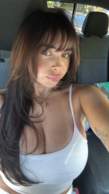 2 pic. Fully brunette again thank god https://t.co/w9270vA4Fr