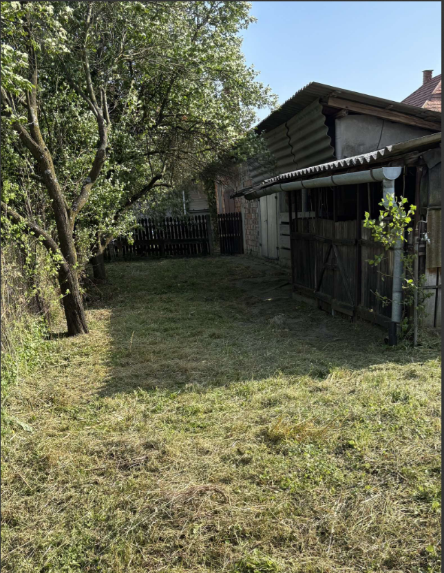 ChrisTCJansen's tweet image. CHARMANT HUIS MET POTENTIE!
Felsőszentmárton, Rákóczi Utca! Hongarije.
* 400 meter van de Drava!
Woonoppervlakte: 100m² (3 ruime kamers)
Perceel: 720m² eigen grond
Kenmerken: Centrale verwarming, aparte garage, bijgebouwen met water- en verwarmingsaansluiting.
H stroom…