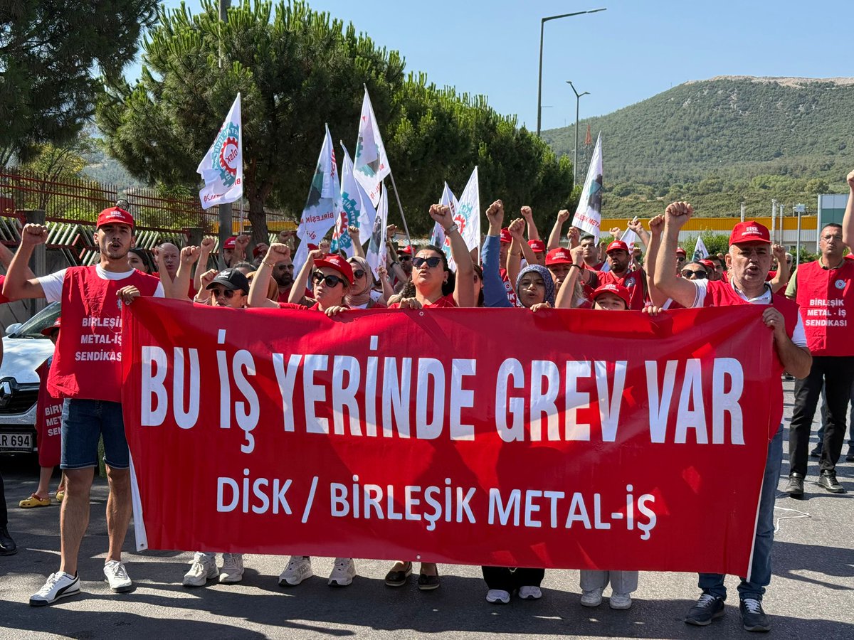 BirlesikMetal's tweet photo. ACCELL BİSİKLET'TE GREVİMİZ BAŞLADI!
Manisa Organize Sanayi Bölgesi’nde faaliyet gösteren ve Manisa Şubemize bağlı #Accell Bisiklet Sanayi ve Ticaret A.Ş. işyerinde bugün (11 Temmuz Cuma) #GREV pankartımızı astık...
Sendikamız 2022 yılında Accell Bisiklet işyerinde örgütlenmiş, yürütülen toplu pazarlık süreci sonucunda ilk dönem toplu iş sözleşmesi imzalanmıştır. İşyeri için 2’nci dönem toplu iş sözleşmesi görüşmeleri 27 Ocak 2025 tarihinde başlamıştır. 27 Mart 2025 tarihinde uyuşmazlık tutanağı tutulmuş, ardından arabulucu süreci işletilmiş, 16 Mayıs 2025 tarihinde arabulucu raporu taraflara ulaşmıştır.
Bu süreçte sendikamız, masada anlaşma sağlanması için tüm yapıcı yaklaşımını göstermiştir. Ancak işveren tarafından üyelerimizin kabul edeceği bir ücret ve sosyal haklar teklifi sunulmamıştır.
Ayrıca, ikinci dönem toplu iş sözleşmesi görüşmeleri devam ederken, işyerinin satış işlemi sonuçlanmış ve Amerikalı yatırım şirketi KKR & Co’ya ait Accell Bisiklet’in, yerli sermayeli Nahita Holding bünyesindeki Bisan Bisiklet’e devrine ilişkin süreç, 19 Haziran tarihinde Rekabet Kurumu tarafından onaylanmıştır.
Şirketin yeni işvereni, devir işleminin hemen ardından yaptığı açıklamada işyerinde küçülmeye gideceklerini duyurmuş, ihracat rakamlarının düşük olduğu bahanesiyle üyelerimizin de içinde bulunduğu 100’ün üzerinde işçinin işten çıkarılacağını bildirmiştir.
Accell Bisiklet işçileri, bu işyerinde yıllardır emek vererek fabrikayı büyütmüş, üretimi artırmış, firmanın ihracat başarısına katkı sunmuştur. İşyerinin el değiştirmesi Accell Bisiklet işçilerinin hakkını, emeğini, geleceğini yok saymak anlamına gelemez.
Satın alma sürecinde sendikamız uzlaşmacı bir tutum sergilemiş, toplu iş sözleşmesinin müzakere yoluyla çözüme kavuşması için her türlü iyi niyeti göstermiştir. Ancak işveren tarafı, hem toplu sözleşme görüşmelerinde kabul edilebilir bir ücret ve sosyal haklar teklifi vermemiş hem de küçülme adı altında işçi kıyımına yönelmiştir.
Accell Bisiklet işyerinde sendikamızın örgütlendiği dönemde 500’ün üzerinde çalışan bulunmaktaydı. Bu işyerinin büyümesi, üretimin artması ve ihracatta önemli başarılara imza atması, doğrudan üyelerimizin emeği, alın teri ve fedakârca çalışması sayesinde mümkün olmuştur.
İşyerinin bu büyümesi, şirketi sektöründe güçlü ve cazip bir konuma taşımış; nihayetinde bugünkü satış sürecinin de önünü açmıştır. Yani Accell Bisiklet, üyelerimizin yıllardır verdiği emeğin ve katkının bir sonucu olarak devralınmaya değer görülmüş, yeni patronları için cazip hale gelmiştir.
Ancak bugün gelinen noktada, şirketin değerini artıran işçiler cezalandırılmak istenmektedir.
İçinden geçtiğimiz ekonomik koşullarda işçiler yoksulluk sınırının altında yaşamaya mahkûm edilemez. Yüksek enflasyon, artan yaşam maliyetleri karşısında üyelerimizin insanca yaşayacak bir ücret ve güvence talebi en temel hakkıdır.
Bugün içinde bulunduğumuz durumun tek sorumlusu işverenin çözümden uzak yaklaşımıdır. Sendikamız, işyerinde hem toplu sözleşme haklarımızı hem de iş güvencemizi korumak için son çare olarak greve çıkma kararı almıştır.

İşverenden beklentimiz açıktır:
• Toplu sözleşme sürecinde kabul edilebilir bir ücret ve sosyal haklar teklifi vermesi,
• İşten çıkarmalara son vermesi.

Sendikamız, üyelerimizin haklarını ve geleceğini korumak için her türlü mücadeleyi kararlılıkla sürdürecektir. Grev hakkımızı en güçlü şekilde kullanacağız ve Accell Bisiklet işçilerinin haklarını alana kadar mücadelemizden vazgeçmeyeceğiz.
Hakkımız olanı alacağız! 
#BizKazanacağız
#YaşasınÖrgütlüMücadelemiz

BİRLEŞİK METAL-İŞ SENDİKASI
GENEL YÖNETİM KURULU