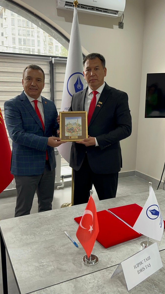 Antalya Gazeteciler Cemiyeti, Kırgızistan Gazeteciler Birliği ile "Kardeş Kuruluş" protokolü imzaladı. 🇹🇷🤝🇰🇬 Uluslararası iş birliğiyle mesleki deneyim paylaşımı, kültürel etkileşim ve ortak projeler yolda! Detaylar için : 🔗 facebook.com/share/p/1C1m5m…
#AGC #medyakoprusu