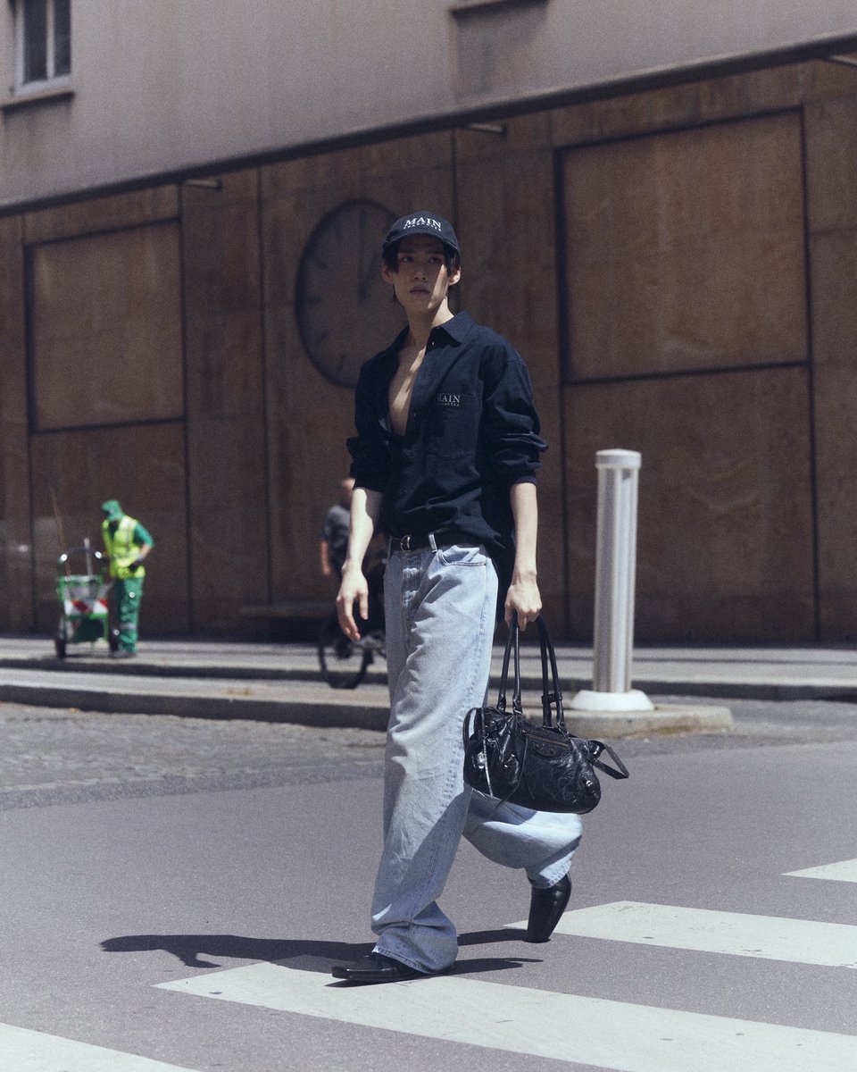 sudsapda's tweet image. ซูมลุคสตรีทสไตล์ #PPKrit แบรนด์แอมบาสเดอร์คนสำคัญของ #Balenciaga ในโททัลลุคจากคอลเล็กชั่นฤดูหนาว 2025 ลุคที่ 25 แมตช์คู่กับกระเป๋ารุ่น Le City East-West
#Balenciaga54thCouturexPPKRIT #BalenciagaxPPKrit #Balenciaga