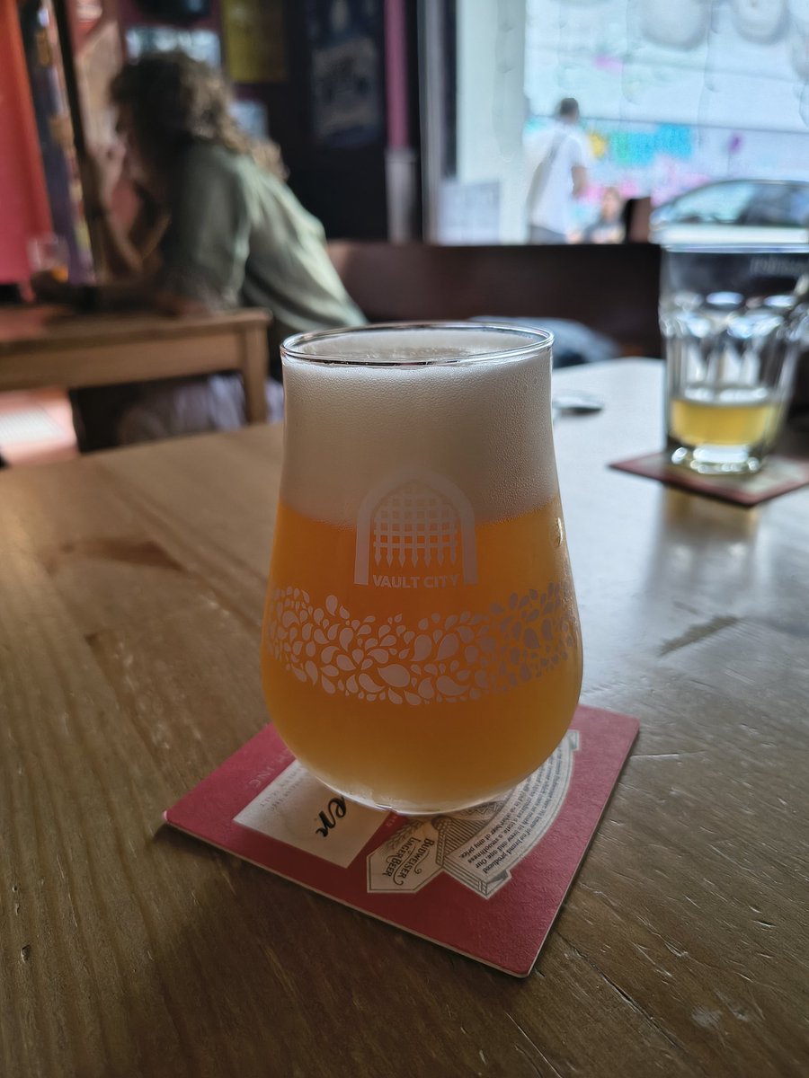 El otro día probé esta fruit sour de Fermentararna, cargadísima de aromas tropicales. Muy rica, pero para este tamaño que veis, una pinta me hubiera costado... Para pinta, la de la neipa de Caleya que estaba pinchada jejeje. Visita de rigor en Cimmeria (Oviedo) 🍻