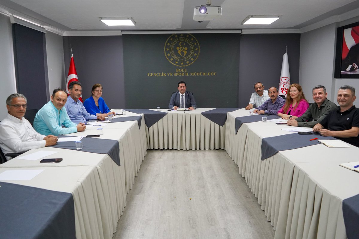 İl Müdürümüz Emrullah Güler, İl Müdürleri Seminer Toplantısı sonrasında şube müdürleri ile değerlendirme toplantısı yaptı.
Toplantıda seminerde ele alınan konular detaylı şekilde görüşülerek kurumumuzun hedef ve planlarına yansıtılması için fikir alışverişinde bulunuldu.