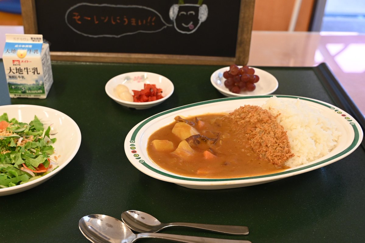 Jgsdf_Nerima's tweet image. #練馬駐屯地 の食堂では月に１度、隊員のリクエストしたメニューを食べることができます。
　今回のメニューは「牛カツカレー」です。「あーん❤️」して仲良しですね😊

#自衛官 #自衛隊 #練馬 #東京 #ランチ #カレー