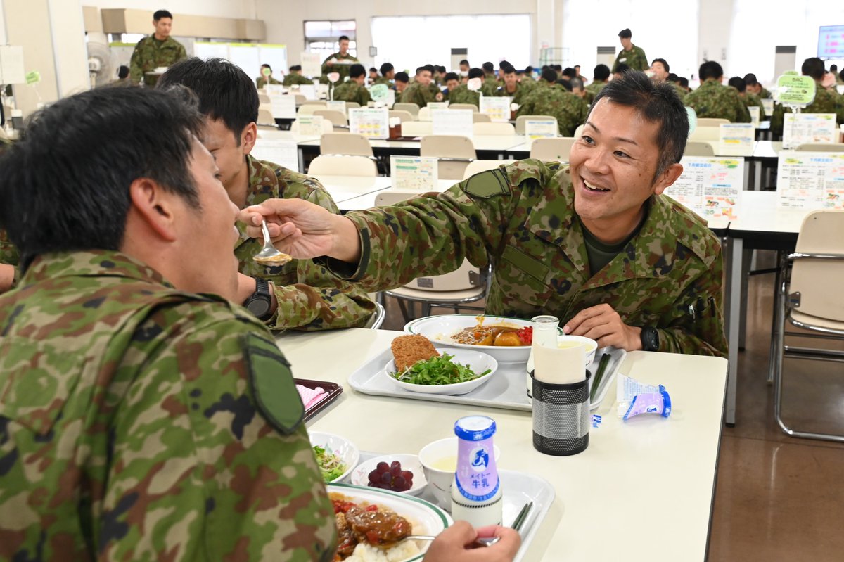 Jgsdf_Nerima's tweet image. #練馬駐屯地 の食堂では月に１度、隊員のリクエストしたメニューを食べることができます。
　今回のメニューは「牛カツカレー」です。「あーん❤️」して仲良しですね😊

#自衛官 #自衛隊 #練馬 #東京 #ランチ #カレー