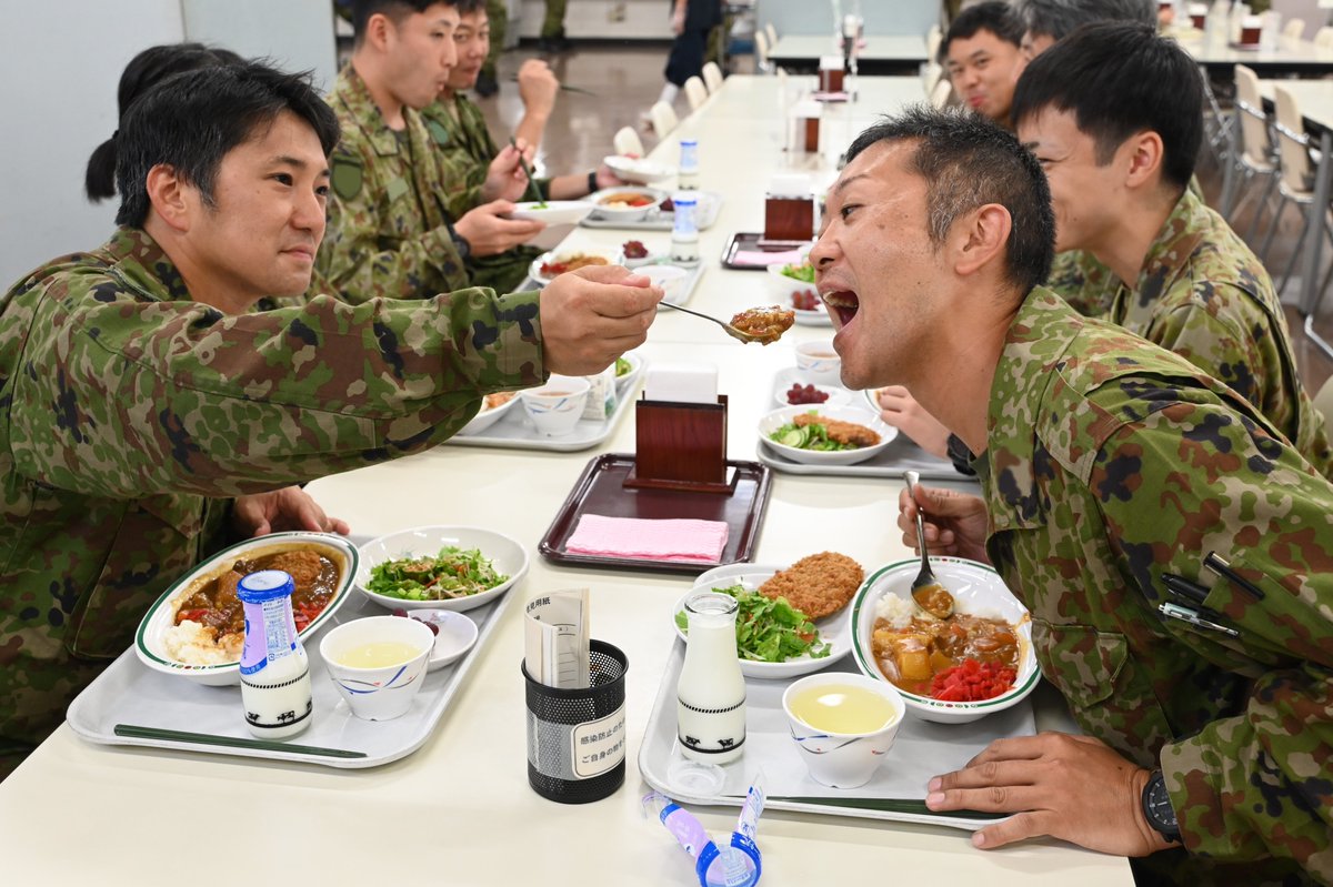 Jgsdf_Nerima's tweet image. #練馬駐屯地 の食堂では月に１度、隊員のリクエストしたメニューを食べることができます。
　今回のメニューは「牛カツカレー」です。「あーん❤️」して仲良しですね😊

#自衛官 #自衛隊 #練馬 #東京 #ランチ #カレー