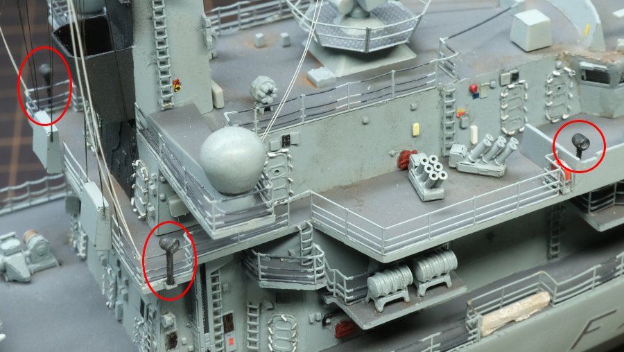 Tobiiro2's tweet image. 仕上げ 4
①艦橋に探照灯を4基追加
レンズ部が窪んだモールドだったので銀色を落とし、試しにUV硬化瞬着で埋めてレンズ風にしました。
②作業灯を3+1基追加
レンズ部がなぜか赤褐色だったのでさび色に塗りました。
そしてまた、拡大写真から修正点を知るという…😒