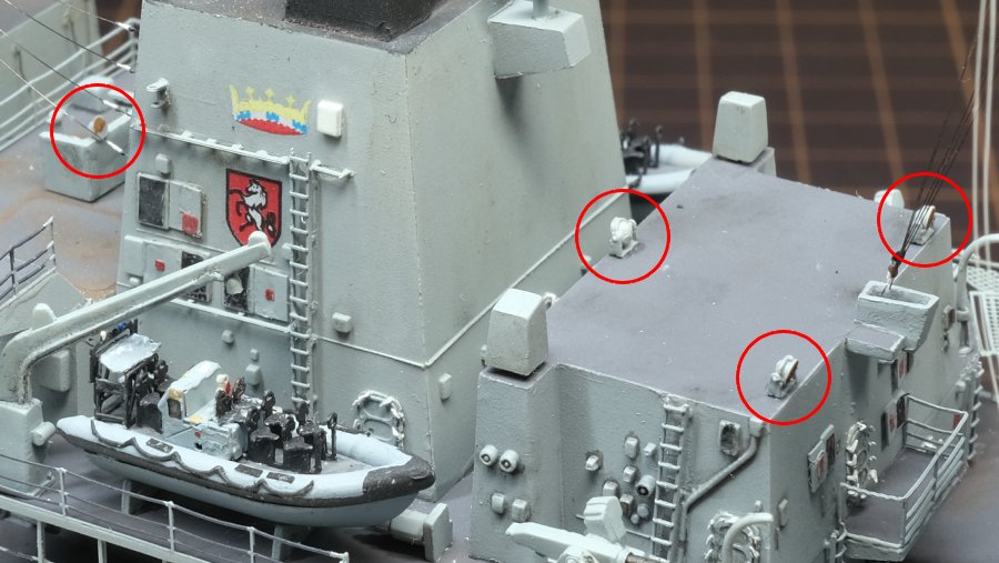 Tobiiro2's tweet image. 仕上げ 4
①艦橋に探照灯を4基追加
レンズ部が窪んだモールドだったので銀色を落とし、試しにUV硬化瞬着で埋めてレンズ風にしました。
②作業灯を3+1基追加
レンズ部がなぜか赤褐色だったのでさび色に塗りました。
そしてまた、拡大写真から修正点を知るという…😒
