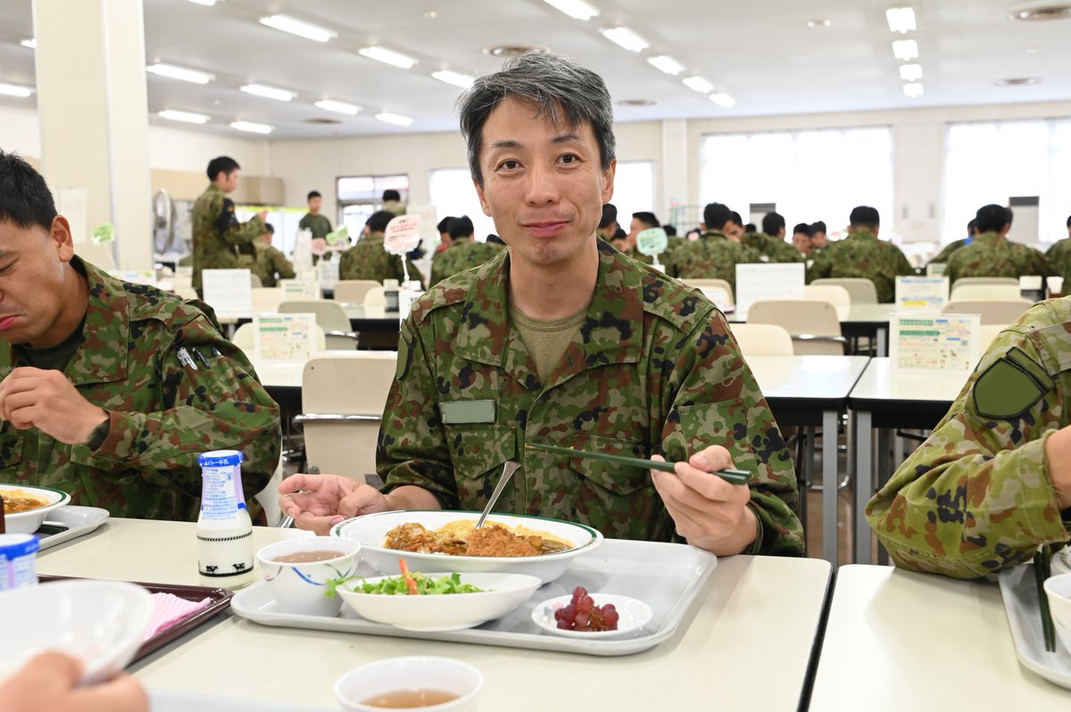 Jgsdf_Nerima's tweet image. #練馬駐屯地 の食堂では月に１度、隊員のリクエストしたメニューを食べることができます。
　今回のメニューは「牛カツカレー」です。「あーん❤️」して仲良しですね😊

#自衛官 #自衛隊 #練馬 #東京 #ランチ #カレー