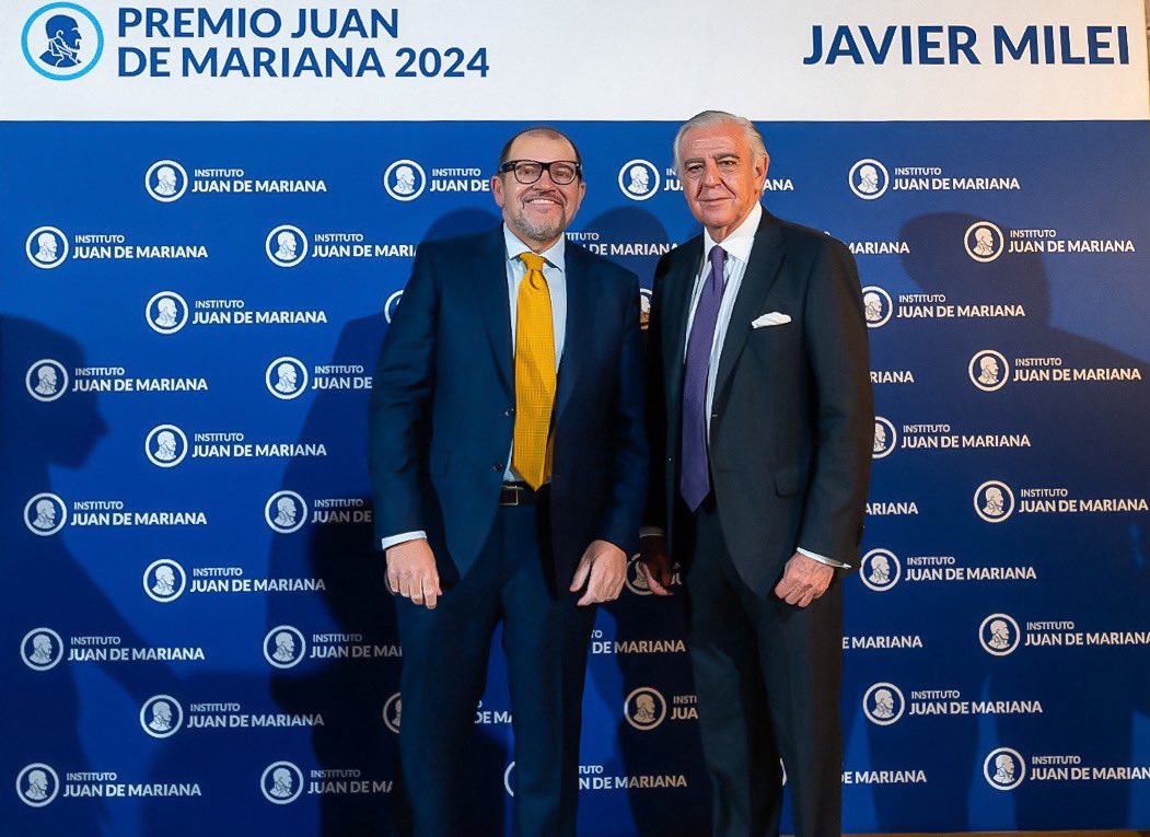 Antonio Camuñas (@manhattanmanone) on Twitter photo Mi más sincera enhorabuena al profesor <a href="/jmlopezzafra/">Juanma López Zafra</a> por su brillante ejecutoría como director general de Economía de la Comunidad de Madrid estos últimos cuatro años. Un paréntesis en su destacada trayectoria en el sector privado como académico, economista y experto en Big Data. Mi más sincera enhorabuena al profesor <a href="/jmlopezzafra/">Juanma López Zafra</a> por su brillante ejecutoría como director general de Economía de la Comunidad de Madrid estos últimos cuatro años. Un paréntesis en su destacada trayectoria en el sector privado como académico, economista y experto en Big Data.