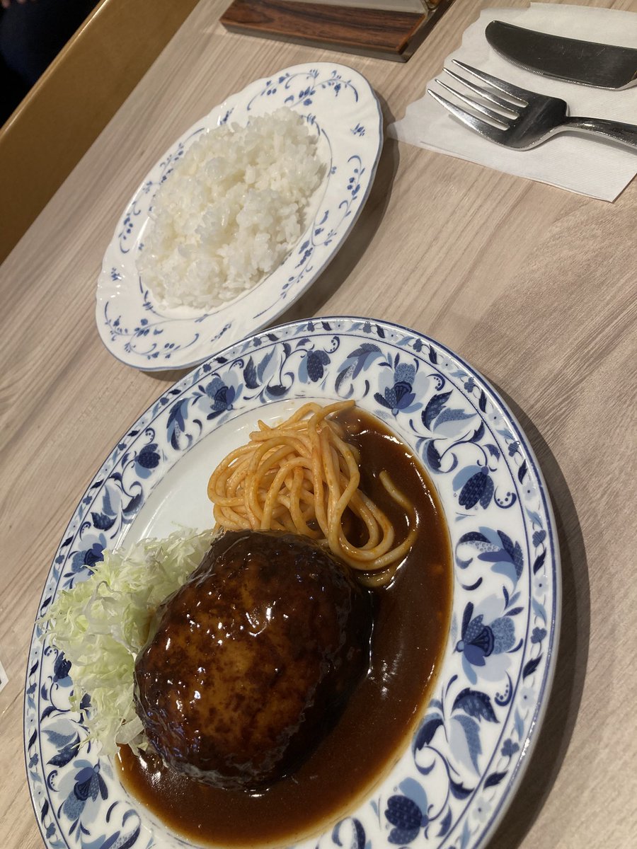 tkhrk2015's tweet photo. やすともさんが人生最高レストランで紹介されてた重亭に行きました。ハンバーグ、めっちゃ美味しかったです😋
その後すぐにやすともさんの漫才でめっちゃ笑いました😆
天気もいいし、今日はいい日です！ https://t.co/Ijqmf8wo3M