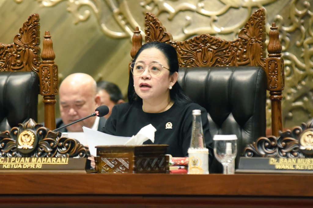 Menurut Ketua DPR-RI <a href="/puanmaharani_ri/">Puan Maharani</a> , penelusuran dan validasi menyeluruh terhadap data penerima bansos diperlukan setelah PPATK mengungkap lebih dari 571 ribu penerima bansos terindikasi bermain judi daring dengan nilai transaksi mencapai Rp 957 miliar.