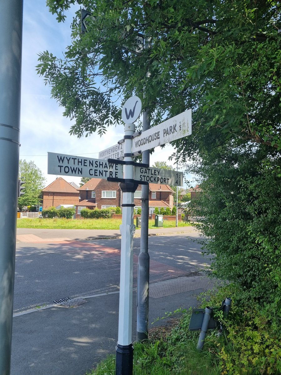 Staying local for this week's rather gorgeous and well preserved edition of #FingerpostFriday #Wythenshawe #Manchester #signs #roads <a href="/FingerpostFri/">Fingerpost Friday</a>