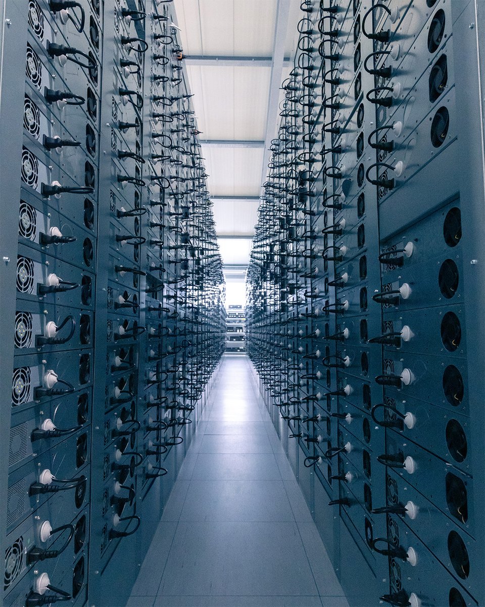 The outer side of our cold aisles may look calm, but inside, they separate hot and cold airflows, improve energy efficiency, and keep systems running smoothly — just the way we like it! 🎯
