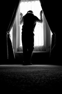 وحرف يكتب صبر الوجع
عله يمسح دمع على 
الخد انهمر
أو يؤنس وحدة قلب مستعر
أو يكلمكِ عن نبض منتفض
ليس له إلا أن يشكوكِ 
سهد الهجر
في تنهد مطبق من الضجر
أو أمنية قرب من حلم المدد
انتظر لحظة تعف عليا من البعد
وسطراً يحاكيني بعودة أيام الفرح
بين نجمات سمائي والقمر
#يتبع