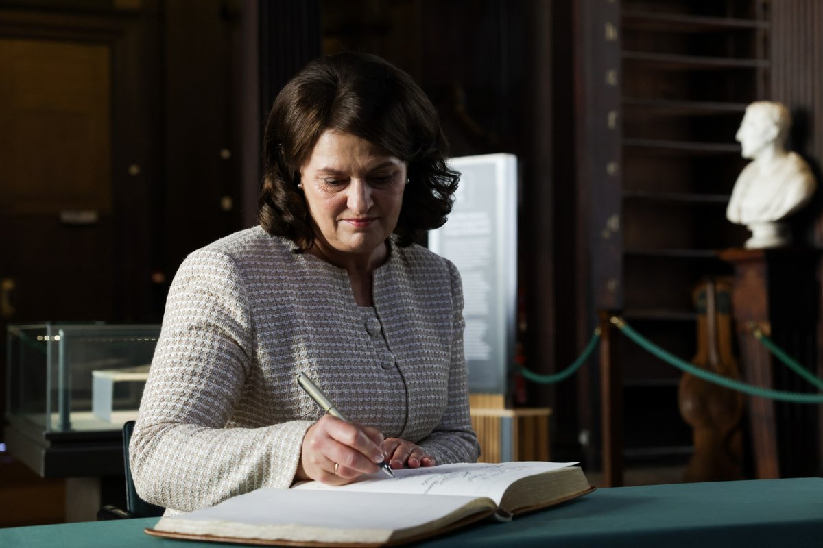 tcddublin's tweet image. A warm welcome to President Gitanas Nausėda and First Lady Diana Nausėdienė of Lithuania who visited Trinity yesterday to view the Book of Kells, one of Ireland's greatest cultural treasures. Read more: tcd.ie/news_events/ar…
#TrinityCollegeDublin