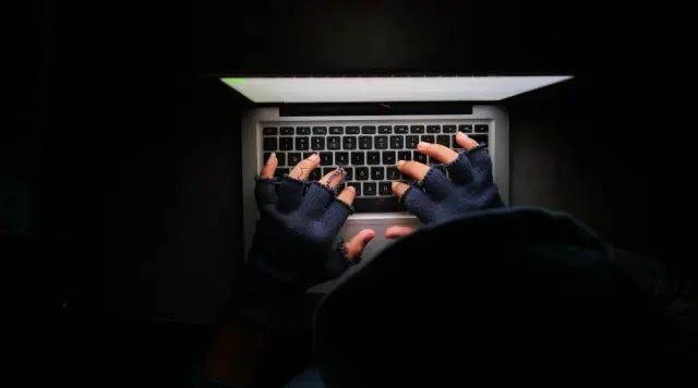 🚨 La Policía Nacional advierte sobre la estafa de SIM swapping, donde los ciberdelincuentes duplican tu SIM para acceder a tus cuentas bancarias. 

📰 Más info:
👉 20minutos.es/tecnologia/cib…

#aeecf #ciberseguridad #simswapping #fraudedigital #seguridaddigital