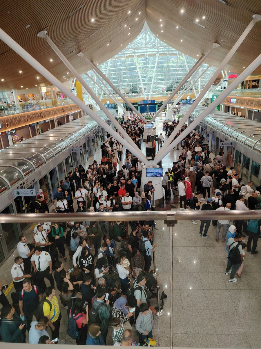 RakyatAduan's tweet image. Serius la? @MY_Airports @KLIA_my Cuma satu aerotrain KLIA beroperasi? Dua lagi tren set mana? Projek setengah billion 😅