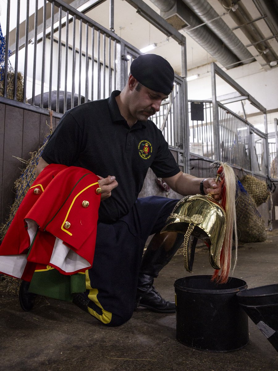 ArmyInLondon's tweet image. Today for only the third time in history a non-UK unit will take over the duties of The King’s Life Guard at Horse Guards in London. Who are they?!
@RoyalFamily @HCav1660 @BritishArmy