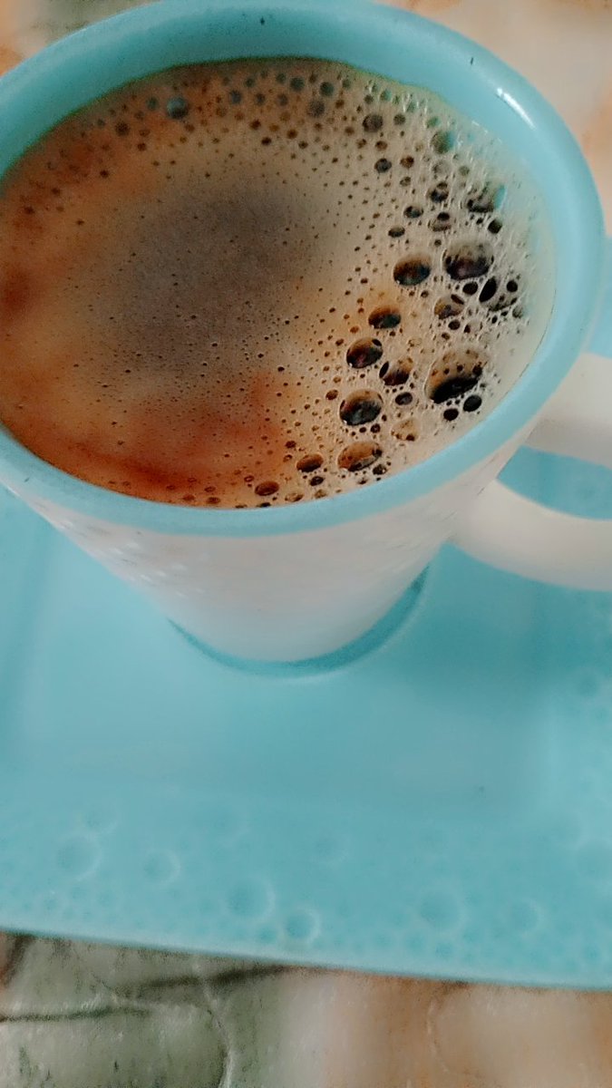 ما اجمل فنجان القهوة 
الذي يشق طريقه إلى القلب دون حواجز
و يمنح الروح أملاً و تفاؤلا 
بان صباح بدايه جديده 
لكل ماهو جميل .
☕ صباح الامل  وتفاؤل ☕