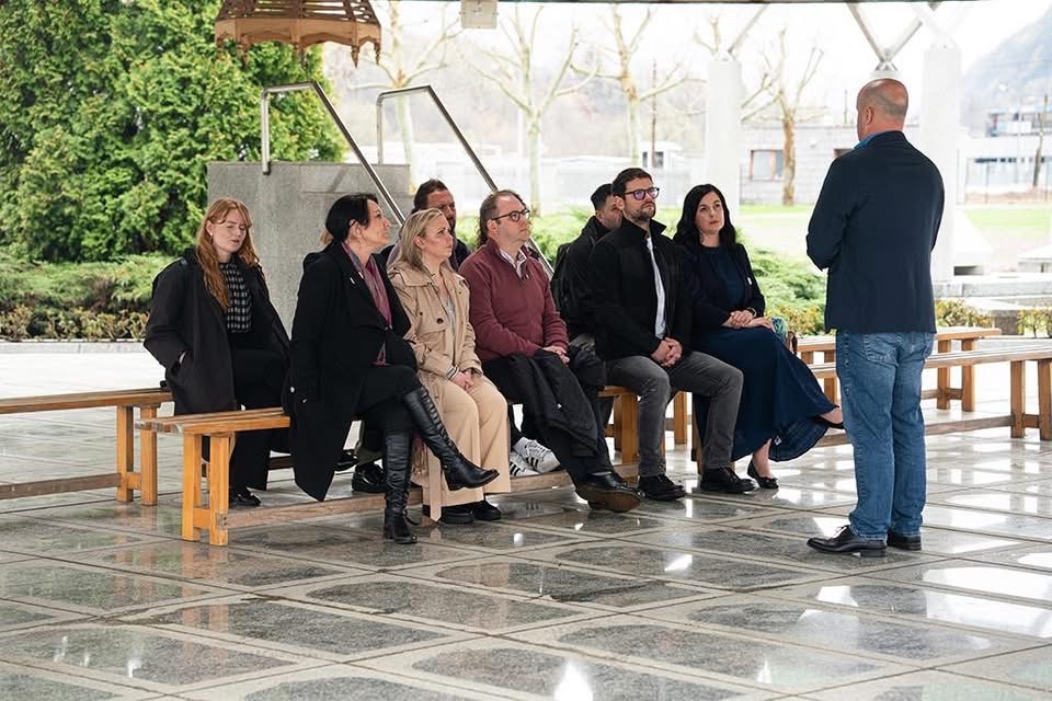 PFOKane's tweet image. As the world marks 30 years since the Bosnian genocide we remember and we resolve for a better future with those who survived. Thank you to @BeyondSreb for all the work you do. I was honoured to travel to Bosnia-Herzegovina with you earlier this year to learn and encounter.