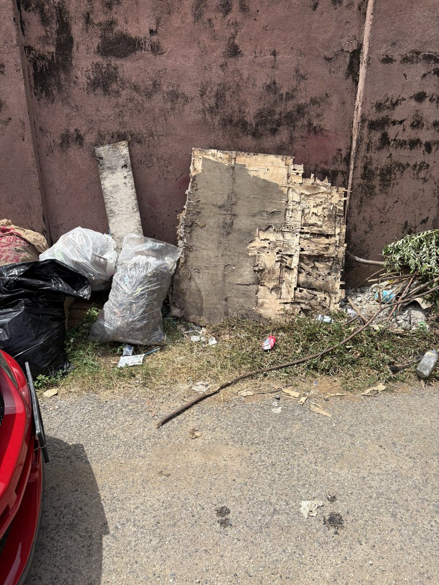 misnadhaque's tweet image. About 3 weeks after the cleanup in Kalubowila, the board area is clear, but look where the shanties moved their junk… further up hidden by vehicles. This mentality is why the country won’t improve despite any form of taxation. Dengue? Rat fever? Chikungunya?