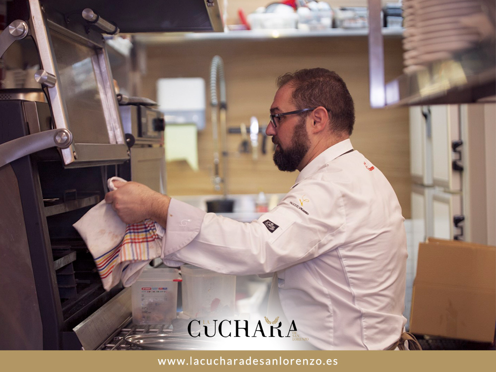 ¿Te atreves a decir “confío”? Sin carta. Sin pistas.
Solo te sientas… y el chef decide.
Una experiencia que no se pide. Se vive.

☎️ Llámanos al 𝟗𝟓𝟕 𝟒𝟕𝟕 𝟖𝟓𝟎 y que no te lo cuenten.

📍 C/ Arroyo de San Lorenzo, 2. Córdoba. España.