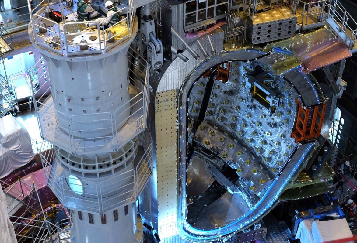 SFENorg's tweet image. Iter Organization a publié, le 4 juillet 2025, une vidéo immersive dévoilant les coulisses de l’assemblage et de la conception des pièces du plus ambitieux tokamak au monde. Entrez dans la peau d’un drone pour constater du chemin parcouru sur le chantier de construction à…