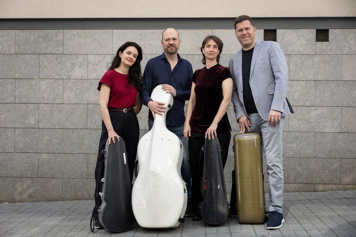 El Cuarteto Casals interpreta a Shostakóvich: “Su música está atravesada por el miedo y la represión”   

elpais.com/cultura/2025-0… vía <a href="/el_pais/">EL PAÍS</a>

El conjunto, que hace unos meses cambió de violista, publica la segunda entrega de su integral dedicada al compositor ruso como anticipo