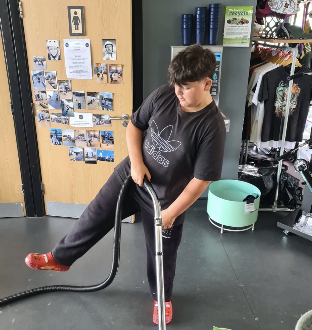 DorsetComFnd's tweet image. Funding from our Neighbourhood Fund meant The Front Skatepark in #Weymouth could offer 24 young people work experience to sharpen their workplace skills and add some weight to their CVs. Last week it was Ethan and Harvey&apos;s turn and it looks like they put quite a shift in. 💪