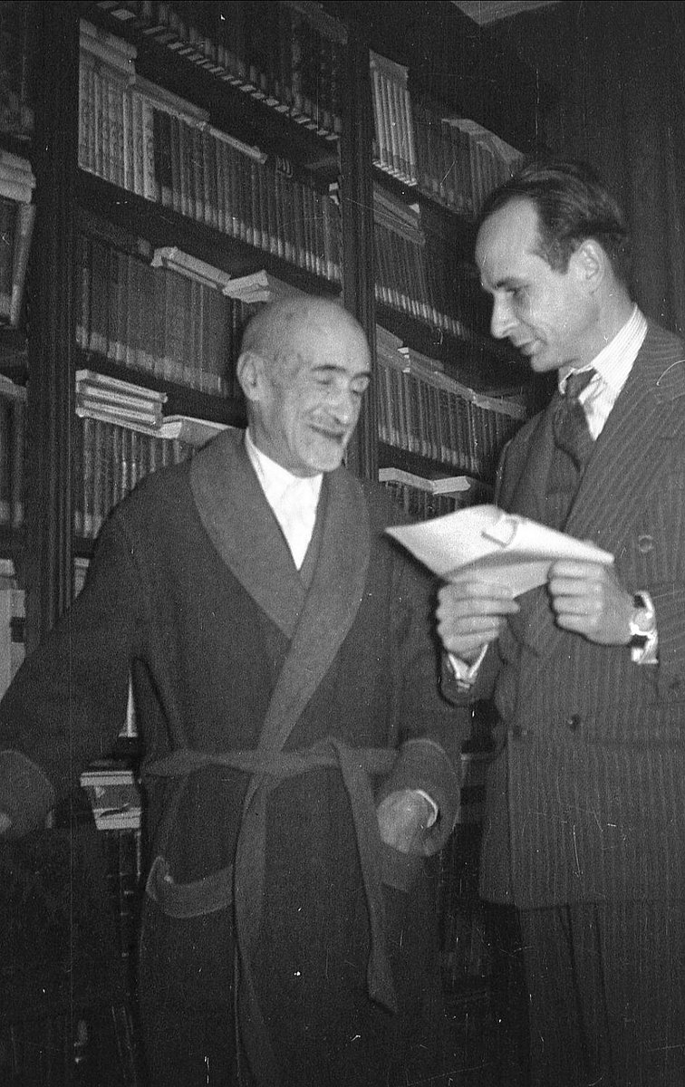Jacinto Benavente con el fotógrafo y periodista José Fernández durante una entrevista en la casa del escritor en la calle Atocha h. 1950. Foto en mi custodia.