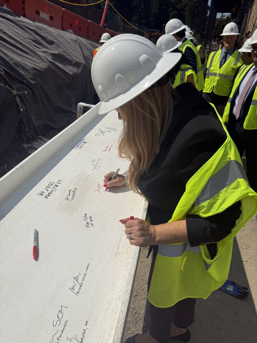 SenatorAshby's tweet image. Such an honor to join my California State Senate colleagues today as we signed the final beam going into the Capitol Annex building.
Photo credit: @SenStricklandCA
#California #Sacramento #SD8