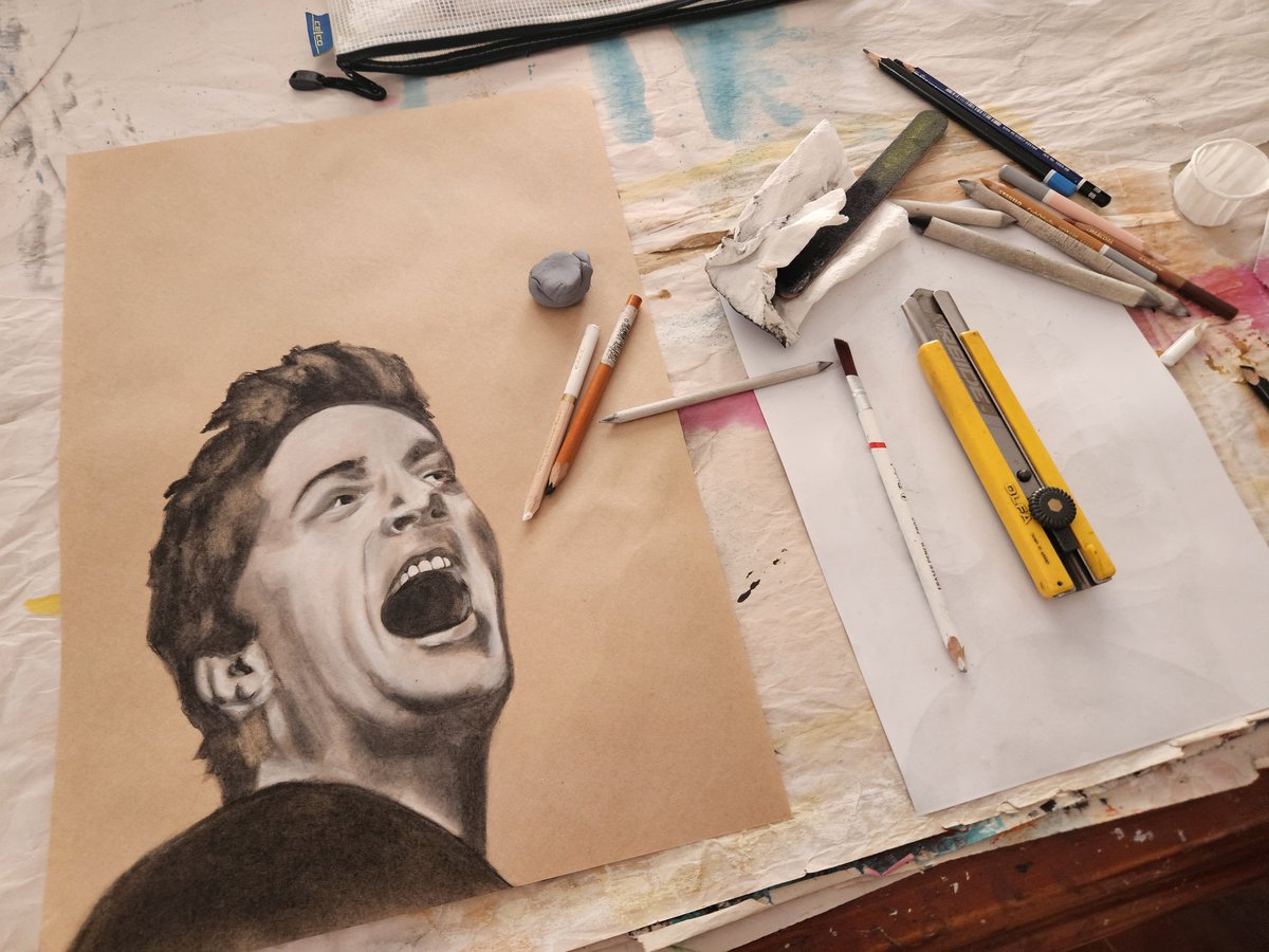 ozi_louise's tweet photo. It's not #HardtobeHappy when you get to be in a creative space drawing your favourite artist @ThisIsRobThomas ✏️ https://t.co/uDpHmNPMBI