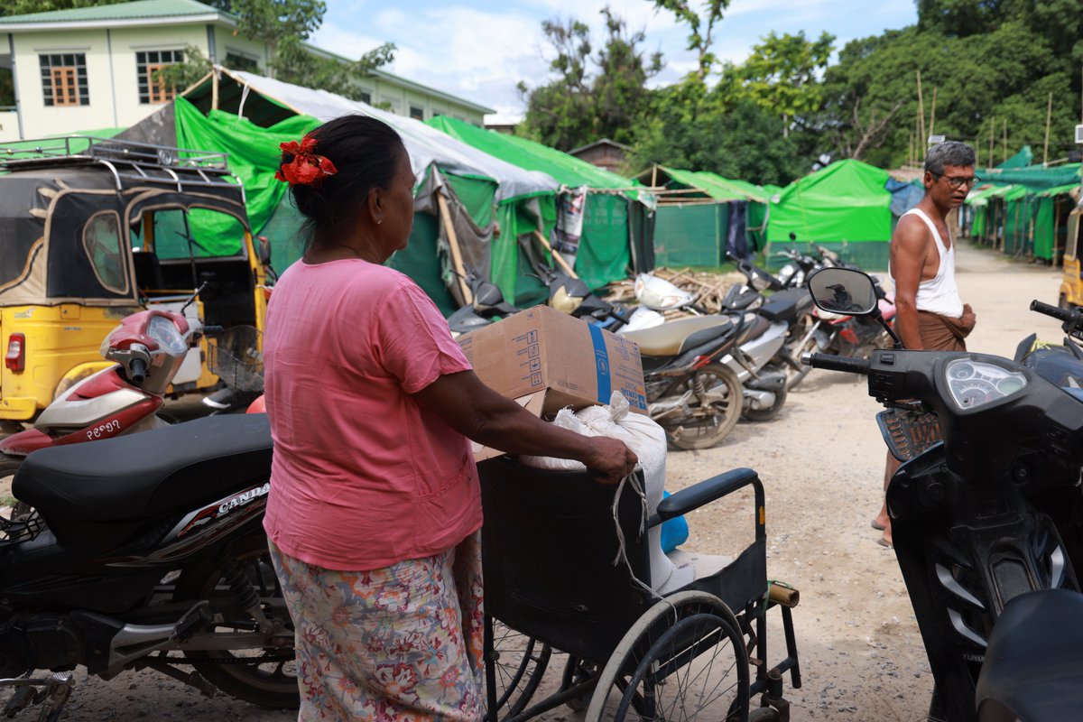 UNinMyanmar's tweet photo. More than 100 days since Myanmar’s earthquakes, families in Mandalay are braving the monsoon, many still living in tents. The UN through WFP is now assisting 150,000 people with relief. But recovery is stalling as needs & funds are unmet.
#WFPMyanmar #Beyond100Days https://t.co/i8sQoBhz31