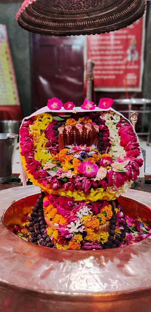 "ॐ तत्पुरुषाय विद्महे, महादेवाय धीमहि, तन्नो रुद्रःप्रचोदयात्"। आदिदेव भगवान शिव को समर्पित पवित्र श्रावण मास की शुभकामनाएं।
