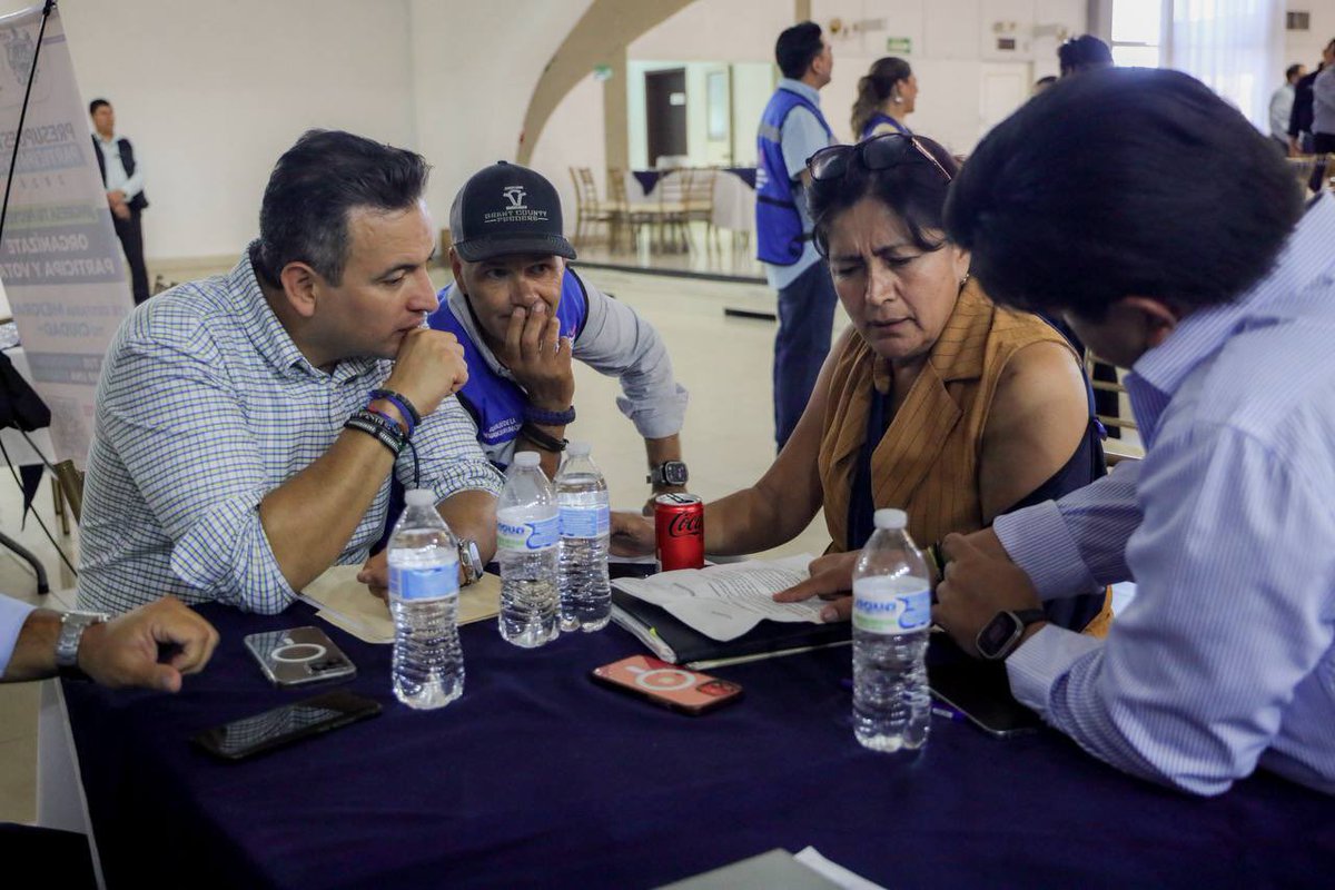 Gobierno Municipal Chihuahua (@chihuahuampio) on Twitter photo 🤝😃 El alcalde <a href="/SoyBonillaMarco/">Marco Bonilla</a>, directores (as), y coordinadoras de las dependencias municipales, escucharon y atendieron las necesidades de las y los vecinos de diferentes colonias de #ChihuahuaCapital, durante el “Jueves entre vecinos” 🏘️ . #TrabajoyResultados 🤝😃 El alcalde <a href="/SoyBonillaMarco/">Marco Bonilla</a>, directores (as), y coordinadoras de las dependencias municipales, escucharon y atendieron las necesidades de las y los vecinos de diferentes colonias de #ChihuahuaCapital, durante el “Jueves entre vecinos” 🏘️ . #TrabajoyResultados