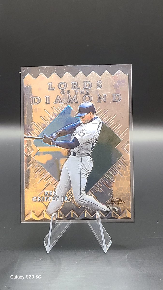 Soderstrom might not be your jam, if not check out this Griffey I just picked up, then grab the matching Chipper Jones. Something about late 90's / early 2000 inserts that hit diff

ebay.com/itm/1873334343…
ebay.com/itm/1874012882…