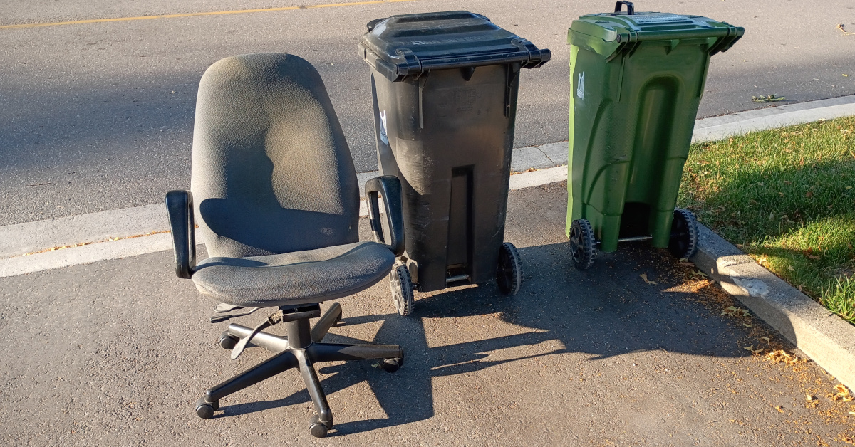 sheeppucker's tweet photo. My computer chair served 15+ years! Said goodbye &amp; found its amazing replacement using the Karrot app, navigating city life without a car. Resourceful journey! #ComputerChair #UrbanLife #Karrot #UsedFurniture

Link: https://t.co/YykaxO4vR8 https://t.co/ClXPk53lEr