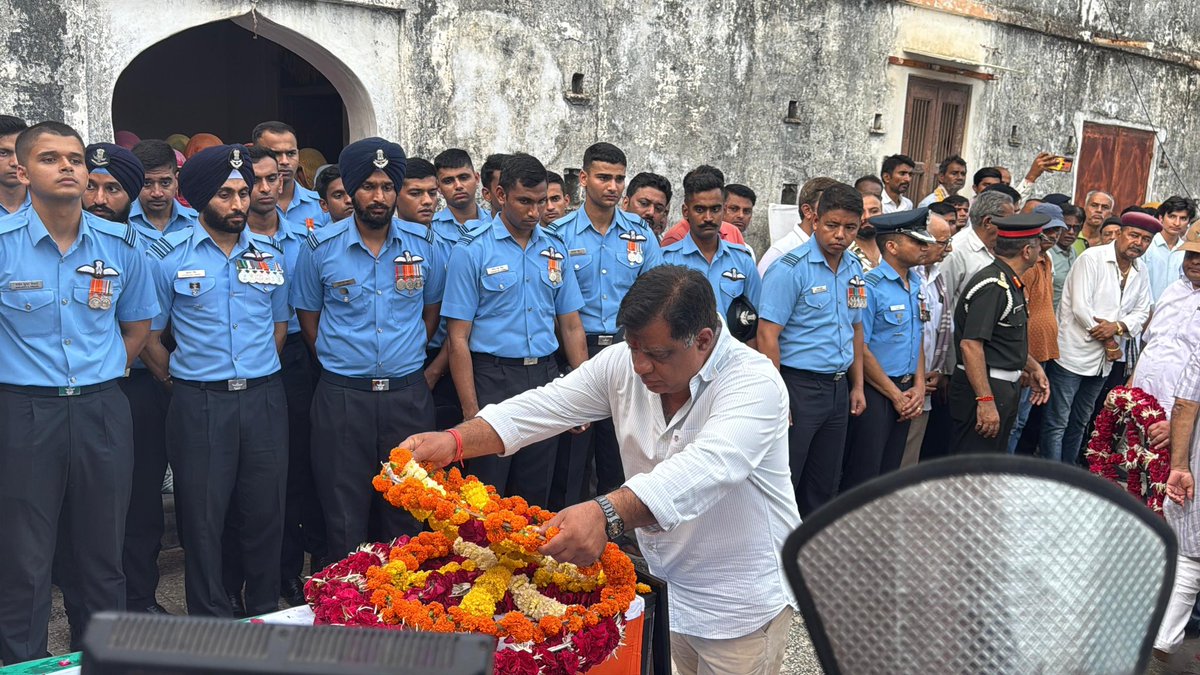 "माटी के लाल को अश्रुपूरित अंतिम विदाई..."

पाली जिले के खिवांदी गांव के वीर सपूत, फ्लाइट लेफ्टिनेंट ऋषिराज सिंह देवड़ा जी ने चूरू में वायुसेना के जगुआर फाइटर जेट हादसे में देश की सेवा करते हुए अपने प्राण राष्ट्र रक्षा में समर्पित कर दिए।

कल पाली के खिवांदी की माटी ने अपने वीर