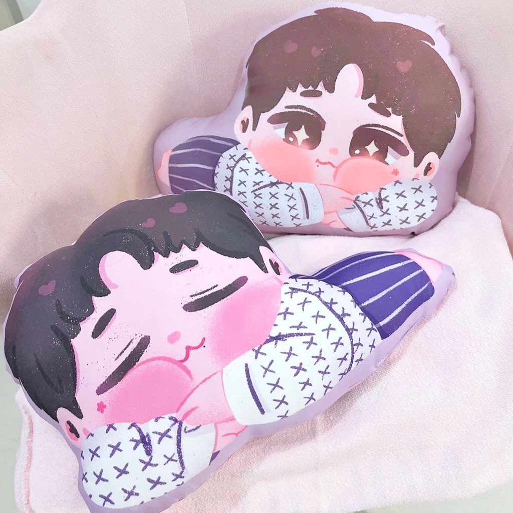 eepy little yomi i’m so in love with you 💜🩷

— pillow samples! the one in front has the colors i want, the one in the back is the correct size
— production is hopefully done by friday next week

#skrbupdates