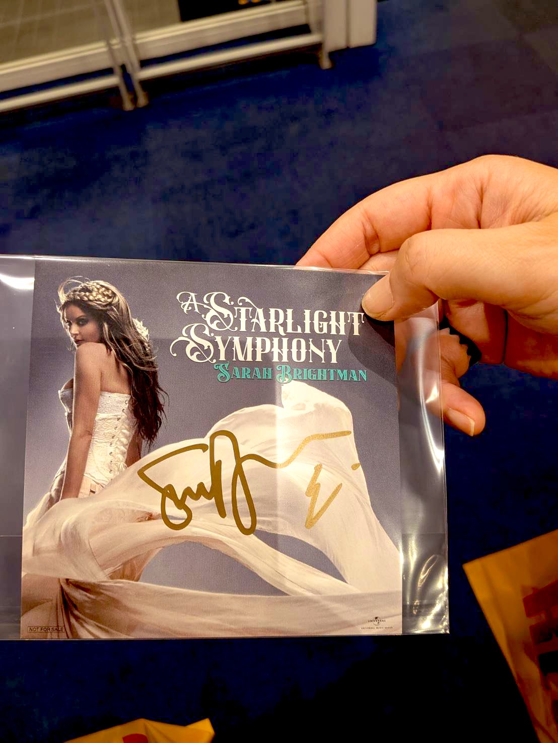 直筆サイン入り写真 サラ・ドリュー  俳優/フレーム別/SA鑑定済 img_avispa-autograph202302_01.jpg