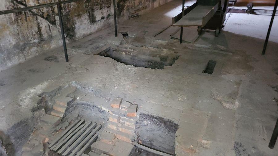 Przykład manipulacji negacjonistów. 

Krematorium w obozie Auschwitz I wykorzystywało żaroodporny kanał ogniowy pod podłogą, który łączył piec z kominem. Oryginalny komin można zobaczyć na historycznych zdjęciach z okresu funkcjonowania obozu.

Więcej: lekcja.auschwitz.org/negacjonizm_pl/