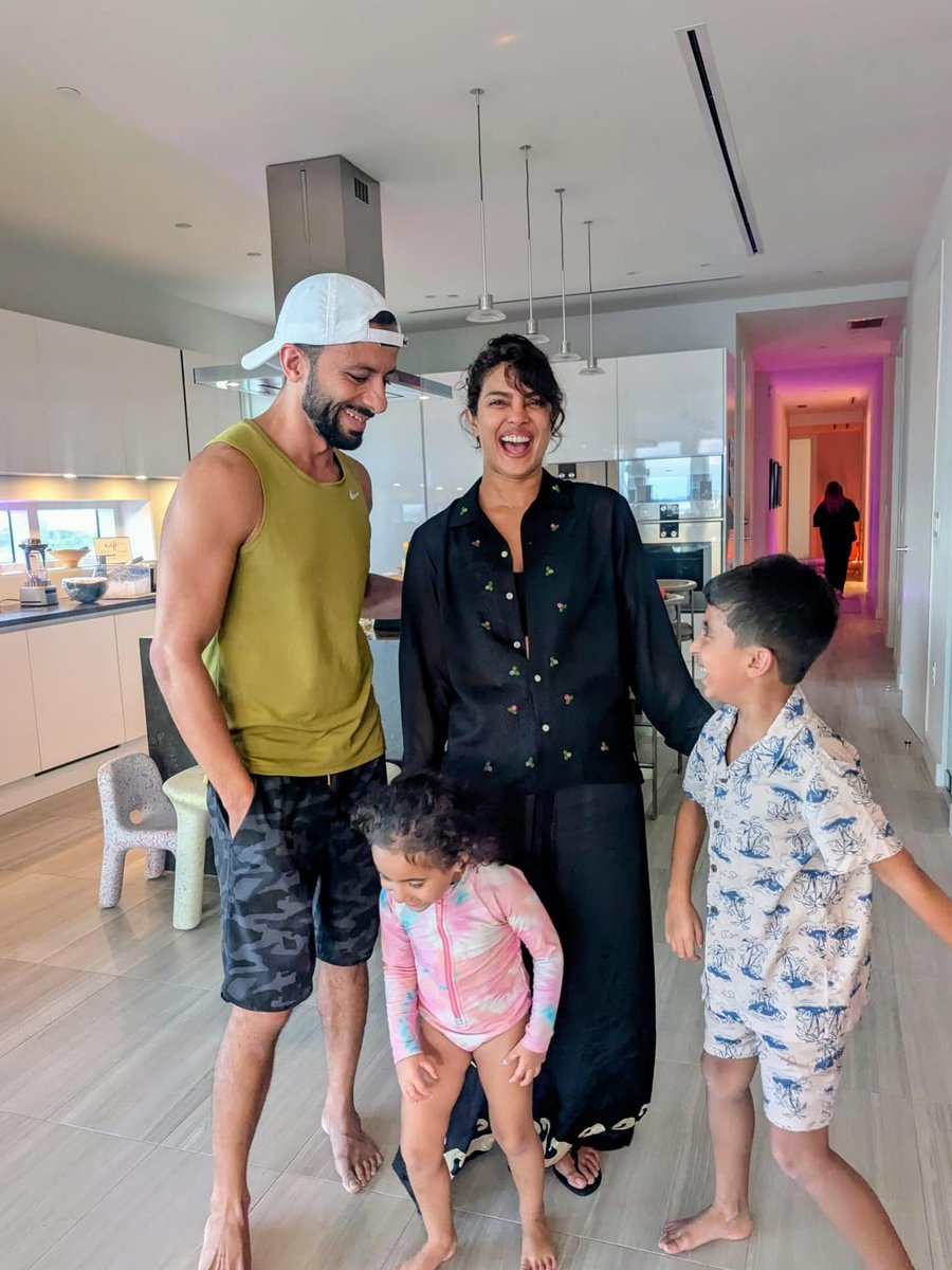 indiaforums's tweet photo. Just sunshine, snuggles, and Malti’s little giggles 💛 Priyanka’s fam dump with Nick and Malti is the cutest thing on the internet today!
.
.
.
#PriyankaChopra #NickJonas #MaltiMarie #FamilyGoals #CutestDump #CelebrityFam #PriyankaNick #MomLife #WeekendDump #IndiaForums https://t.co/mUaURGegBI