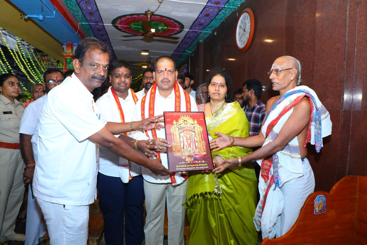 విజయవాడ ఇంద్ర కీలాద్రిపై వెలసిన దుర్గమ్మవారిని మంత్రి కొల్లు రవీంద్ర గారు కుటుంబ సమేతంగా దర్శించుకున్నారు. ఆషాఢం సందర్భంగా అమ్మవారికి పట్టు వస్త్రాలు, గాజులు, పసుపు కుంకుమల సారె సమర్పించారు.

#IndraKeeladri #KolluRavindra #Machilipatnam #AndhraPradesh