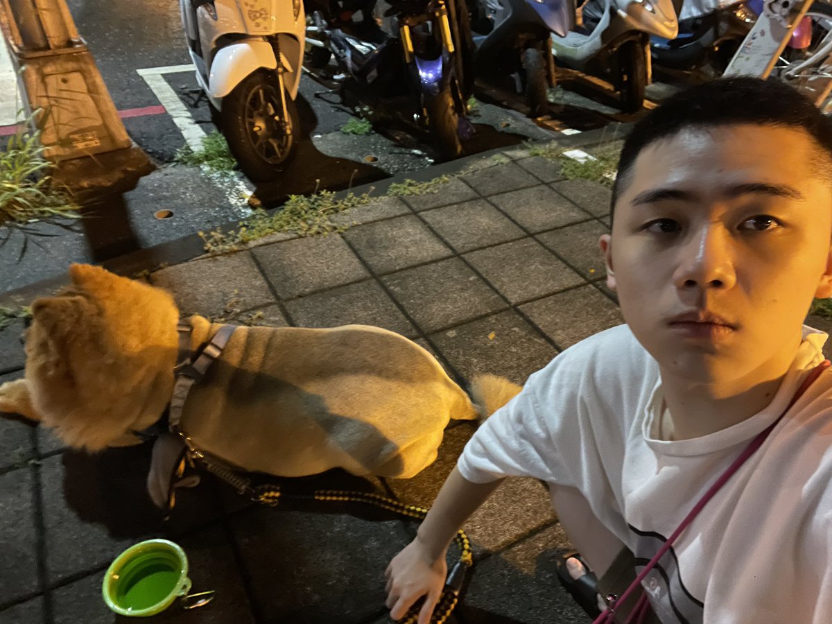 下雨天帶小孩出門走走🐶