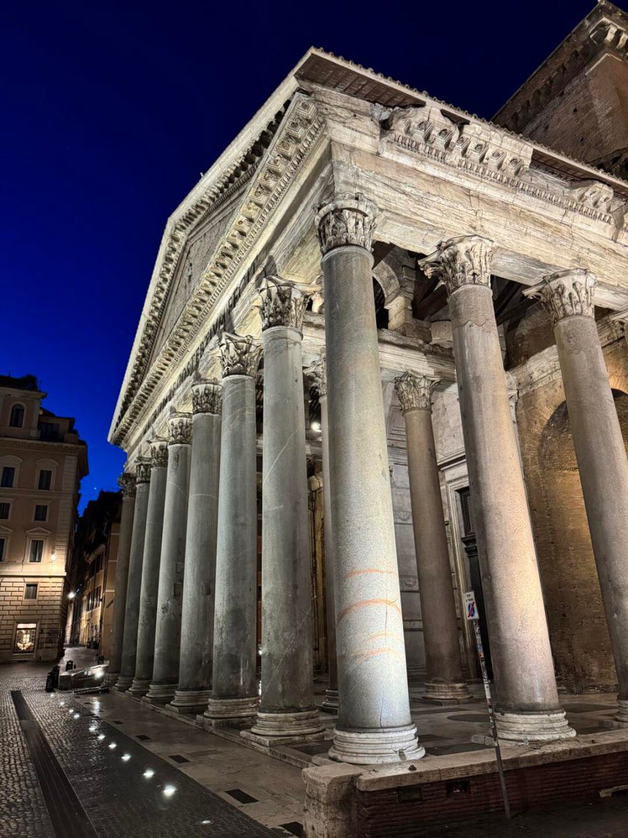 AE08230's tweet photo. Go out in Rome in the early morning and you will get
Cold air
Dead streets
Walk from the deep blue sky to the light blue dawn
#Italy
#Rome
#Pantheon
#Tourism
#TravelFragments https://t.co/DLym1IMJkJ