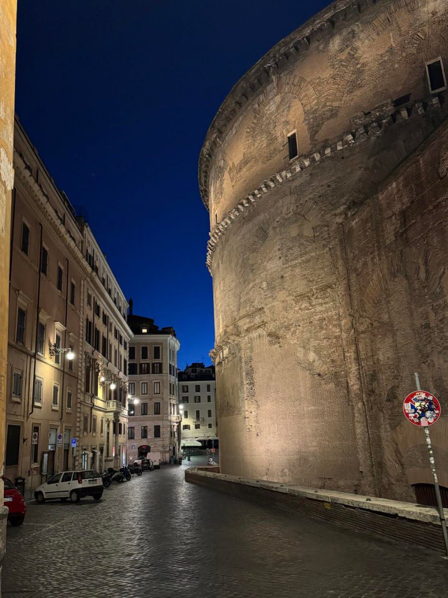 AE08230's tweet photo. Go out in Rome in the early morning and you will get
Cold air
Dead streets
Walk from the deep blue sky to the light blue dawn
#Italy
#Rome
#Pantheon
#Tourism
#TravelFragments https://t.co/DLym1IMJkJ